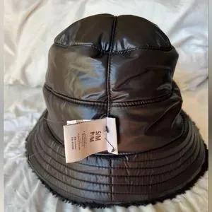 UGG | Accessories | Nwot Ugg Black Reversible Sherpa Bucket  display picture 2